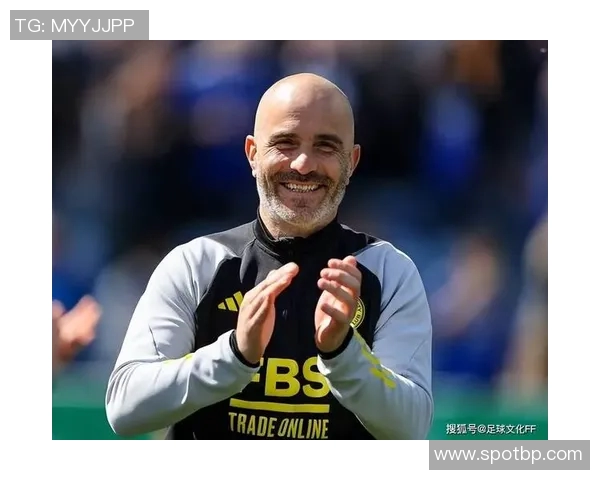 三十多岁足球球星风采依旧巅峰不减展现独特魅力与职业生涯精彩瞬间